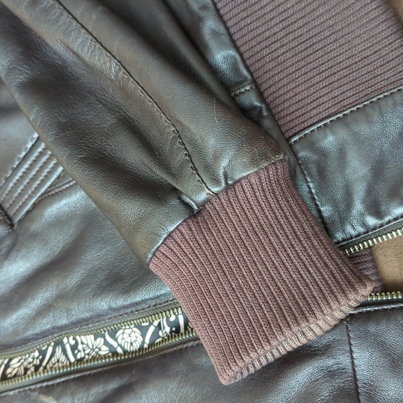 Danier 100% leather bomber jacket - Picture 5 of 11